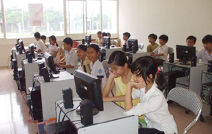 Không có điểm vui chơi, nhiều trẻ em phường Đồng Tiến (TPHB) đăng ký tham gia các lớp học năng khiếu, ngoại khóa tại TT hoạt động TTN.